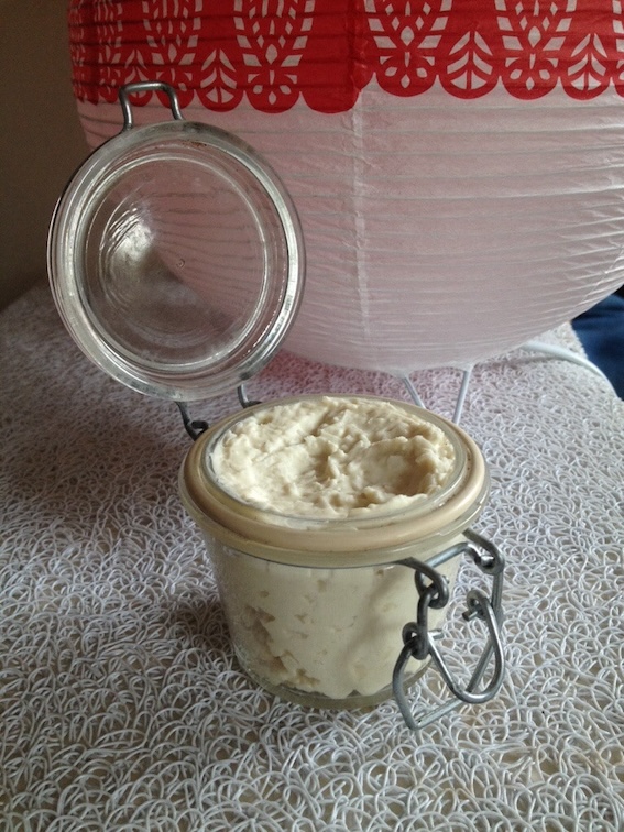 Pot en verre rempli d’un gommage maison à la coco, texture crémeuse et naturelle.