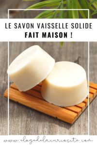 La recette du savon vaisselle solide fait maison zéro-déchet : le cake vaisselle ! Un moyen super écologique et économique de faire sa vaisselle. Et en plus, ça mousse et ça dégraisse super bien et c'est facile et rapide à faire ! #diy #écologie #zérodéchet #vaisselle #faitmaison #faitmain