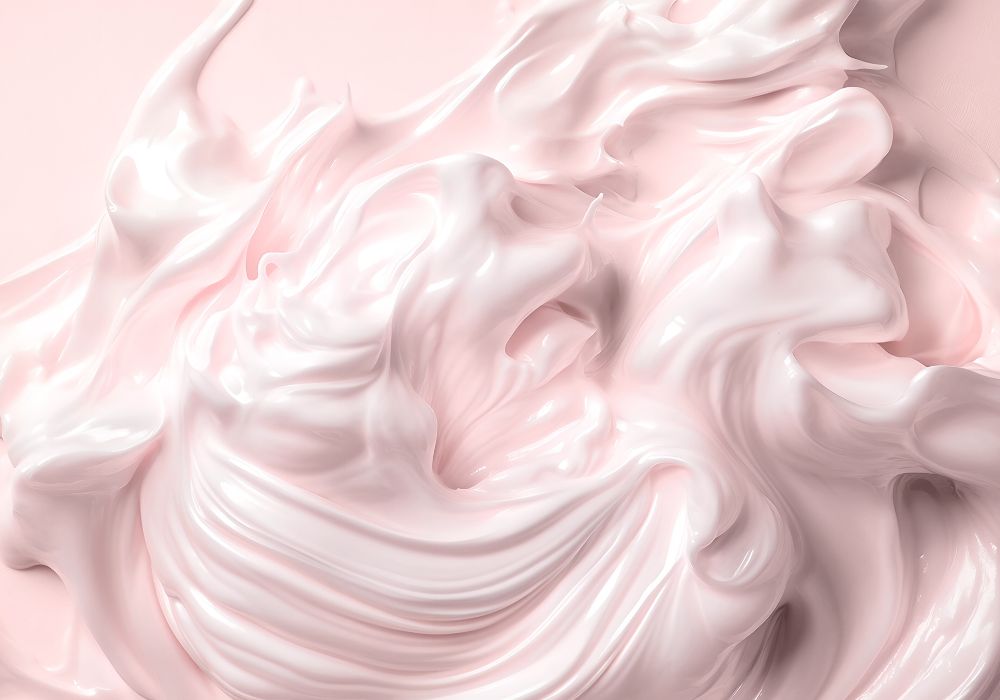 Gros plan sur une chantilly de karité fouettée de couleur rose, à la texture aérienne