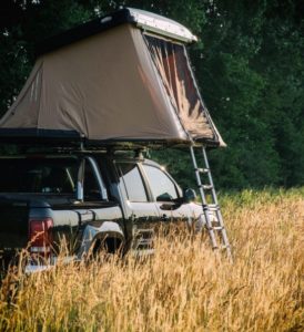 Super idée cadeau homme, Naïtup la tente hussarde sur voiture parfaite pour le voyage, le camping, trekking, sport, les escapades et week-ends à 2 ou en famille (elle existe pour 2 ou 4) je n'ai pas les moyens de me l'offrir mais j'en rêve totalement !!!