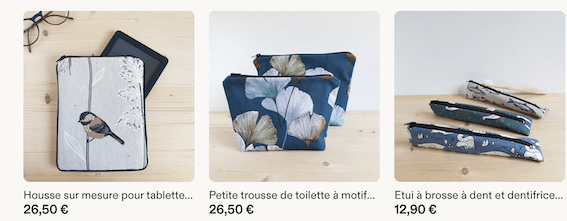 Trois accessoires cousus par Atelier KOD dans des tons bleus : une housse de tablette à motif mésange, des trousses de toilette à motif ginkgo et des étuis à brosse à dents