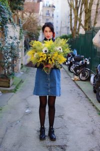 Look mode éthique écologique KLOW Ondinema hiver mi-saison robe salopette en jean pull col roulé 2 #mode #boots #polkadots #modeéthique #sustainablefashion #vegan #veganshoes #bouquet #mimosa #jeans #frenchstyle