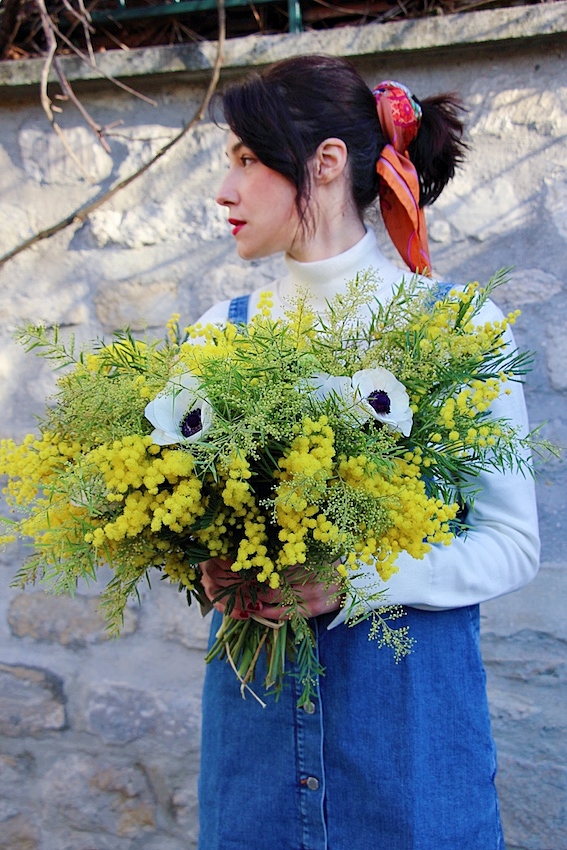 Look mode éthique écologique KLOW Ondinema hiver mi-saison robe salopette en jean pull col roulé blanc #mode #modeéthique #sustainablefashion #vegan #veganshoes #bouquet #mimosa #jeans #frenchstyle