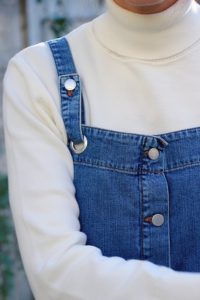 Look mode éthique écologique KLOW Ondinema hiver mi-saison robe salopette en jean pull col roulé blanc 6_mr1582073635003 #lookhiver #hiver #misaison #mode #modeéthique #sustainablefashion #jeans #frenchstyle #colroulé #turtleneck