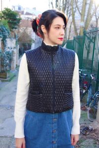 Look mode éthique écologique KLOW Ondinema hiver mi-saison robe salopette en jean pull col roulé blanc doudoune sans manches #lookhiver #hiver #misaison #mode #modeéthique #sustainablefashion #jeans #frenchstyle #colroulé #turtleneck #doudoune