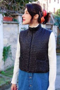Look mode éthique écologique KLOW Ondinema hiver mi-saison robe salopette en jean pull col roulé blanc doudoune sans manches #lookhiver #hiver #misaison #mode #modeéthique #sustainablefashion #jeans #frenchstyle #colroulé #turtleneck #doudoune