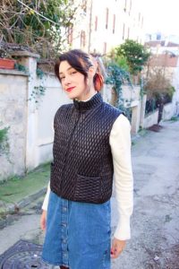 Look mode éthique écologique KLOW Ondinema hiver mi-saison robe salopette en jean pull col roulé blanc doudoune sans manches #lookhiver #hiver #misaison #mode #modeéthique #sustainablefashion #jeans #frenchstyle #colroulé #turtleneck #doudoune