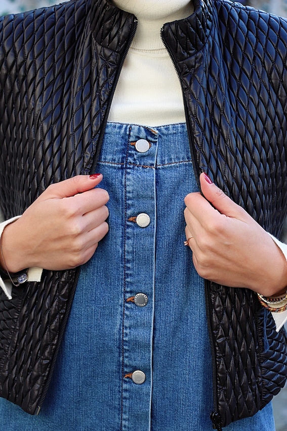 Look mode éthique écologique KLOW Ondinema hiver mi-saison robe salopette en jean pull col roulé blanc doudoune sans manches #lookhiver #hiver #misaison #mode #modeéthique #sustainablefashion #jeans #frenchstyle #colroulé #turtleneck #doudoune