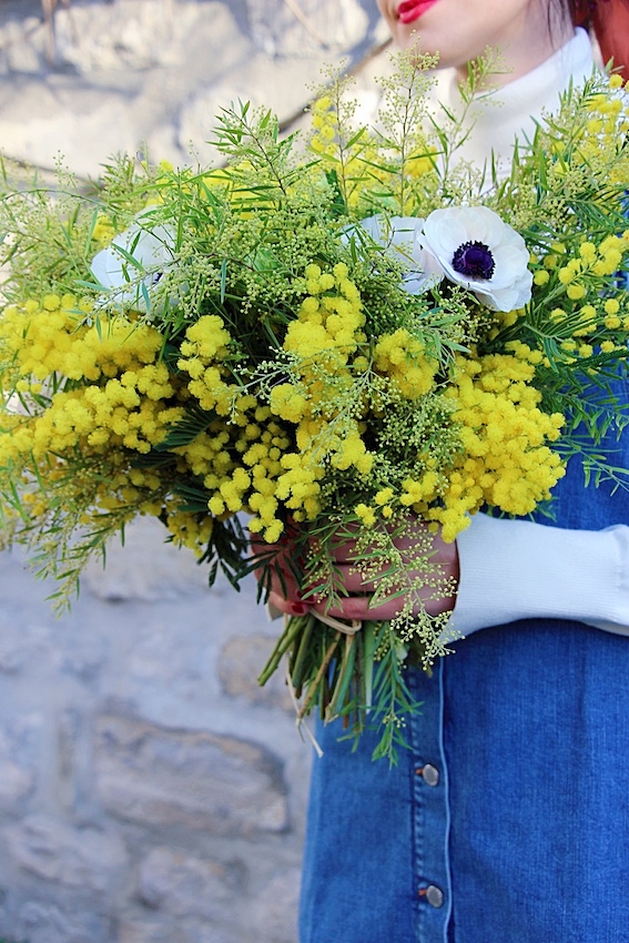 Look mode éthique écologique KLOW Ondinema hiver mi-saison robe salopette en jean pull col roulé blanc #lookhiver #hiver #misaison #mode #modeéthique #sustainablefashion #jeans #frenchstyle #colroulé #turtleneck #bouquet #mimosa #romantique #romantic #flowers