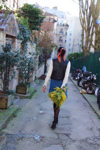 Look mode éthique écologique KLOW Ondinema hiver mi-saison robe salopette en jean pull col roulé doudoune sans manches #lookhiver #hiver #misaison #mode #modeéthique #sustainablefashion #jeans #frenchstyle #colroulé #turtleneck #bouquet #mimosa