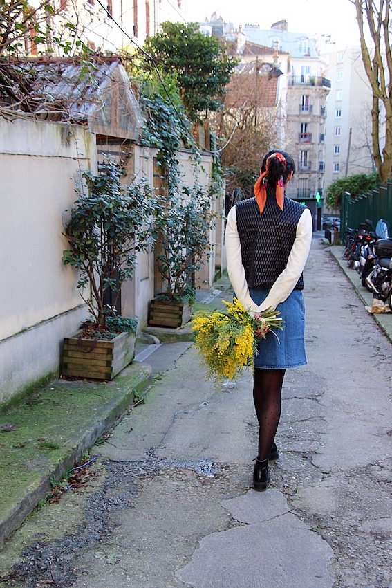 Look mode éthique écologique KLOW Ondinema hiver mi-saison robe salopette en jean pull col roulé doudoune sans manches #lookhiver #hiver #misaison #mode #modeéthique #sustainablefashion #jeans #frenchstyle #colroulé #turtleneck #bouquet #mimosa