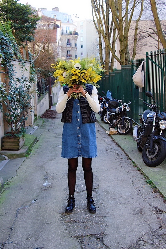 Look mode éthique écologique KLOW Ondinema hiver mi-saison robe salopette en jean pull col roulé doudoune sans manches #lookhiver #hiver #misaison #mode #modeéthique #sustainablefashion #jeans #frenchstyle #colroulé #turtleneck #bouquet #mimosa