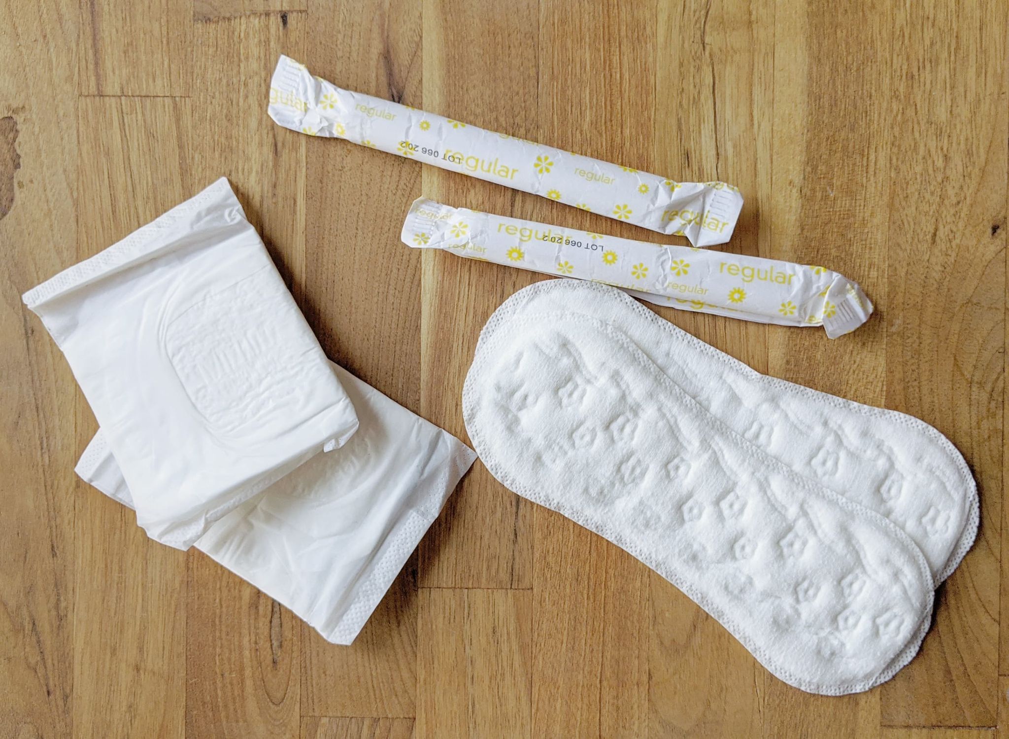 quelques exemples de protections TADAM une fois sorties de leur carton ou de leur sachet : certaines sont emballées individuellement comme les serviettes à gauche ou les tampons avec applicateur en haut, d'autres n'ont pas d'emballage supplémentaire (selon moi, c'est parce-qu'elles ont moins vocation à être transportées) : les protège-slip en bas à droite ou encore les serviettes super épaisses pour la nuit, qui ne sont pas sur cette photo !