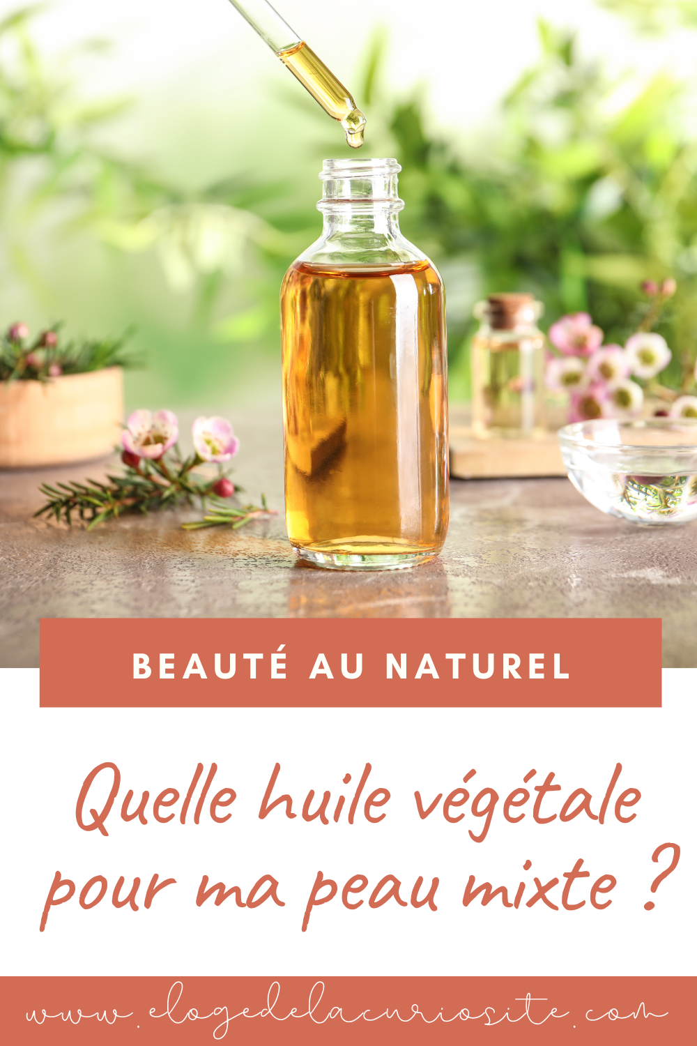 Les huiles pour le visage peuvent être une solution efficace pour les personnes ayant une peau mixte à grasse, car elles peuvent aider à réguler l'excès de sébum tout en hydratant la peau en profondeur. Cependant, il est important de choisir les bons types d'huile pour éviter d'aggraver les problèmes de peau ou d'avoir un effet gras sur la fameuse zone T qui est celle qui a tendance à briller ! Les huiles légères et non comédogènes sont idéales pour les peaux mixtes à grasses. L'huile de jojoba : L'huile de jojoba est une excellente option, car elle est similaire à la composition naturelle de l'huile sécrétée par notre peau. Elle aide à rééquilibrer le niveau d'hydratation de la peau sans laisser de film gras sur la surface. Elle est également connue pour ses propriétés anti-inflammatoires, ce qui peut aider à calmer les rougeurs et les irritations. Sa texture légère ne bouche pas les pores, la rendant idéale pour une utilisation quotidienne. L'huile de noisette : Connue pour ses propriétés séborégulatrices, l'huile de noisette est une alliée pour les parties grasses de la peau mixte. Elle pénètre rapidement sans laisser de résidus huileux. Son acidité naturelle aide à normaliser la production de sébum, faisant d'elle une solution idéale pour les zones brillantes. L'huile de noyau d'abricot : L'huile de noyau d'abricot est également une bonne option pour les peaux mixtes à grasses. Elle est riche en acides gras essentiels et en vitamine A et E, ce qui aide à nourrir la peau sans l'alourdir. Elle est également légèrement astringente, ce qui peut aider à réduire l'apparence des pores dilatés. L'huile de de pépins de raisin : L'huile de pépin de raisin est également une bonne option pour les peaux mixtes à grasses. Elle est riche en acides gras insaturés et en vitamines, ce qui aide à nourrir la peau en profondeur et protéger des agressions extérieures, tout en conservant un aspect non gras.. Elle est également légèrement astringente et anti-inflammatoire, ce qui peut aider à réduire l'apparence des pores dilatés et des rougeurs.  Conseils pour le soin des peaux mixtes : Il est important de se rappeler que toutes les peaux ne réagissent pas de la même manière aux différentes huiles. Il est donc important de tester les huiles sur une petite zone de la peau avant de les utiliser sur l'ensemble du visage, pour s'assurer qu'il n'y a pas d'irritation ou de réactions allergiques. En utilisant régulièrement des huiles pour le visage adaptées à votre type de peau, vous pouvez aider à améliorer l'apparence de votre peau, à réduire l'apparence des pores dilatés et à réguler la production de sébum. C'est comme avoir un coach personnel pour votre peau, qui l'aide à rester en forme et à équilibrer l'excès de sébum ! Il est recommandé d'utiliser ces huiles en fin de soirée après avoir nettoyé et tonifié votre peau. Il suffit de quelques gouttes d'huile pour couvrir le visage et le cou. Si vous sentez qu'il y a un surplus, n'hésitez pas à tamponner doucement votre visage dans une serviette afin d'absorber les excès d'huile ! Votre visage ne doit pas "suinter", et la bonne quantité d'huile est celle qui peu de temps après application ne se voit déjà presque plus ! Pour ma part j'utilise 4 à 5 gouttes pour le visage et le cou. Vous pouvez également ajouter quelques gouttes d'huile à votre crème hydratante ou à votre masque pour un boost supplémentaire d'hydratation et de nutriments. C'est comme ajouter une cuillère de miel dans votre thé, c'est une petite cerise sur le gateau ! Il est important de rappeler que tout comme pour tout régime alimentaire, il est important de varier les huiles utilisées pour ne pas s'habituer à un seul type d'huile et pour profiter de tous les bienfaits des différentes huiles. Il est également important de maintenir une routine de soins de la peau régulière comprenant un nettoyage en profondeur, un hydratation adéquate et une protection solaire pour obtenir les meilleurs résultats. Enfin, il est important de ne pas oublier qu'une alimentation équilibrée, suffisamment d'eau et une bonne hygiène de sommeil peuvent également contribuer à améliorer l'apparence de la peau. Il est donc important de ne pas uniquement compter sur les huiles pour résoudre tous les problèmes de peau, mais de les utiliser en combinaison avec une routine de soins de la peau globale ! Incorporer une de ces huiles végétales à votre routine de soins peut transformer l'apparence de votre peau mixte. Elles offrent une nutrition sur mesure tout en respectant les spécificités de votre épiderme. N'hésitez pas à expérimenter pour découvrir quelle huile convient le mieux à votre peau unique ! En conclusion, les huiles pour le visage peuvent être une solution efficace pour les personnes ayant une peau mixte à grasse. Il est important de choisir des huiles légères et non comédogènes, telles que l'huile de jojoba, l'huile de noyau d'abricot et l'huile de pépin de raisin. Il est également important de varier les huiles utilisées et de les utiliser en combinaison avec une routine de soins de la peau globale pour obtenir les meilleurs résultats. Et n'oubliez pas, prendre soin de sa peau c'est comme prendre soin de son corps, cela doit être fait de manière régulière pour des résultats optimaux !  N'hésitez pas à me partager en commentaire vos huiles végétales préférées pour le soin des peaux mixtes !