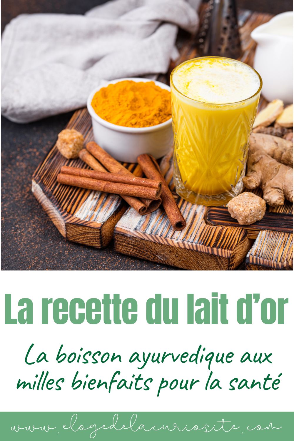 Un verre de lait d'or jaune safran et mousseux sur une planche en bois, entouré de bâtons de cannelle, d'un bol de curcuma en poudre, de gingembre frais et de sucre roux. Texte de l'épingle : la recette du lait d'or