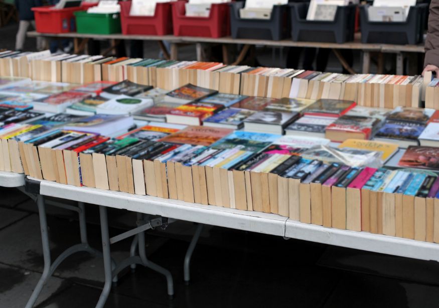 Librairie d’occasion à Paris avec des rayons remplis de livres anciens et modernes, exemple de bouquiniste où acheter des livres d’occasion.