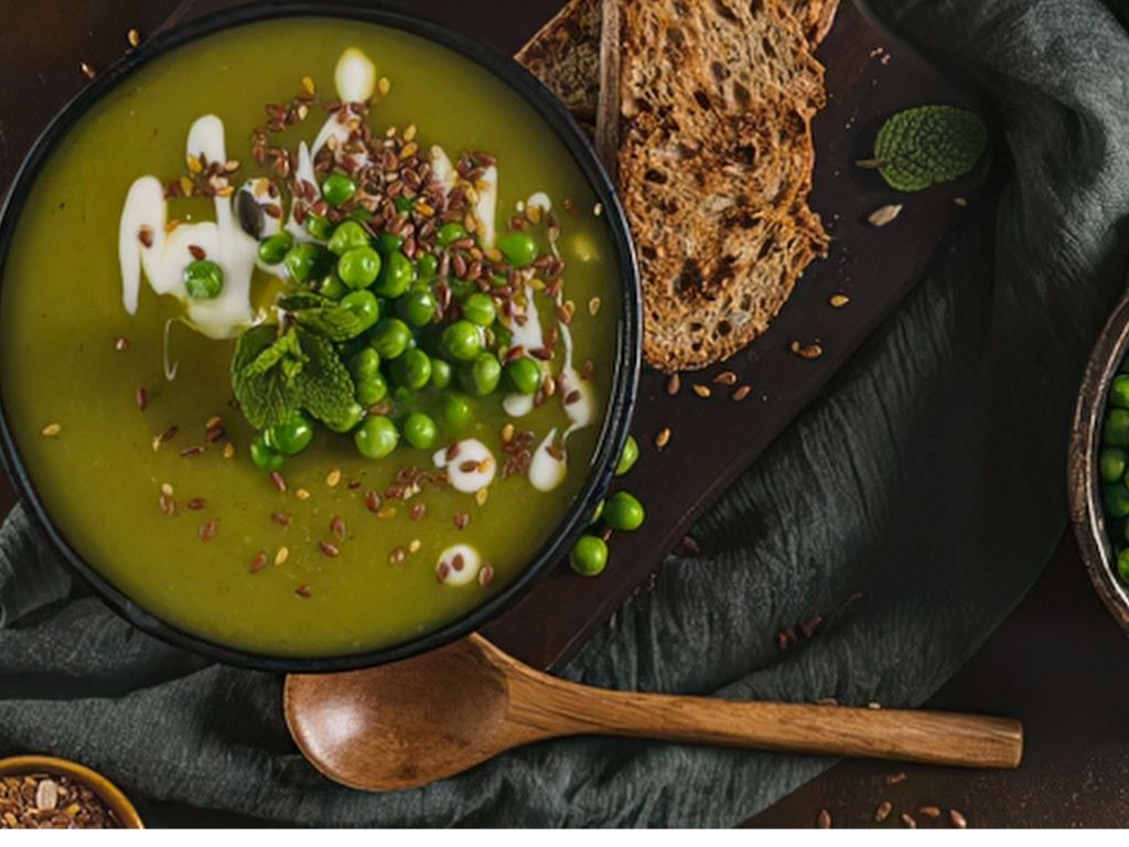 Soupe de pois cassés protéinée servie avec graines et tartine de pain complet