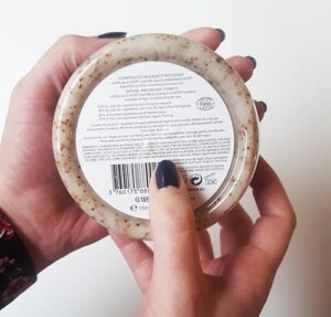 Lecture des labels au dis d'un pot de cosmétique