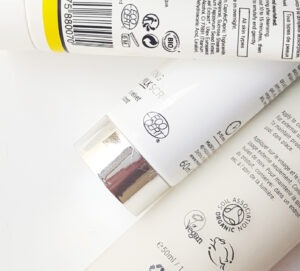 Liste INCI au dos d'un cosmétique pour vérifier les premiers ingrédients