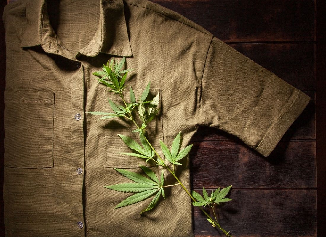 Chemise en chanvre posée à plat avec une branche de chanvre, vêtement en fibre naturelle