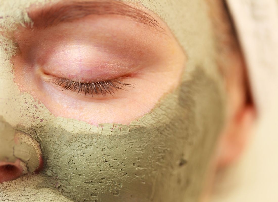 Masque à l'argile verte craquelé sur le visage, signe d'une pose trop longue