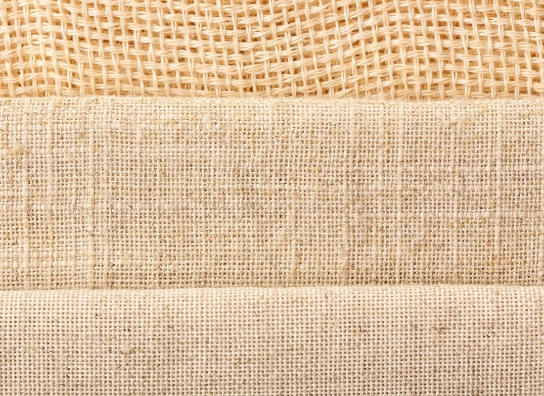 Gros plan sur des toiles en fibres naturelles au tissage apparent